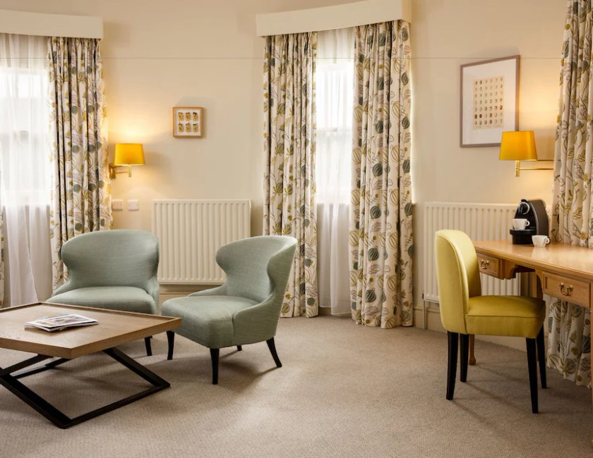 Suite Superior 1 Cama doble del hotel Mercure Gloucester Bowden Hall. Foto 1