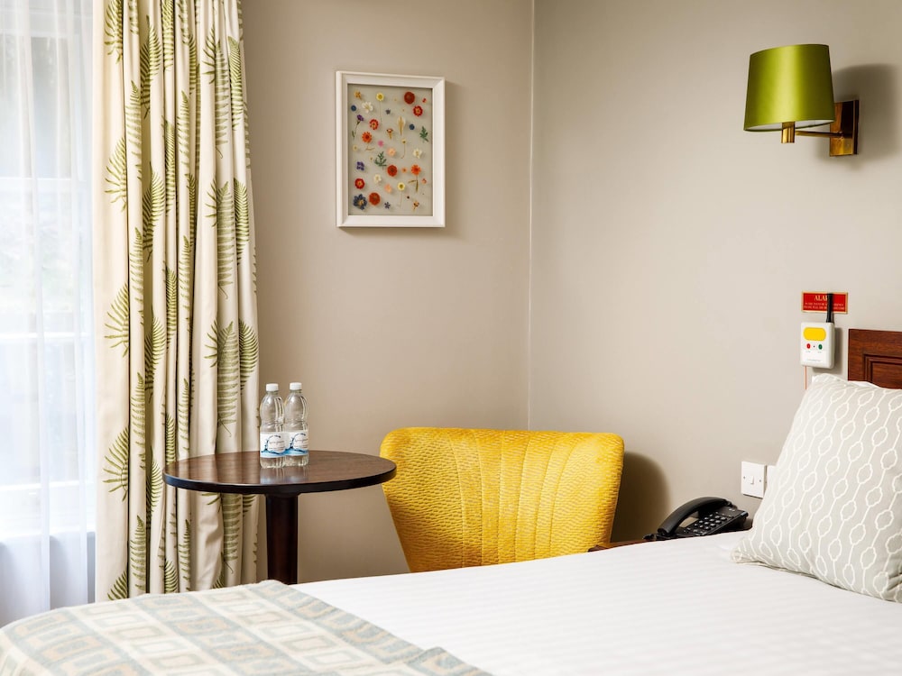 Habitación Classic con cama doble del hotel Mercure Gloucester Bowden Hall. Foto 1