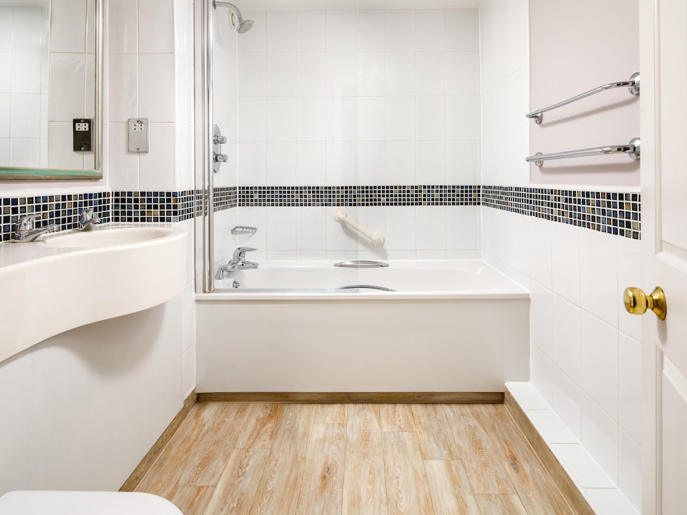 Habitación Classic con 2 camas individuales del hotel Mercure Gloucester Bowden Hall. Foto 4