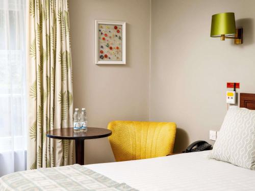 Habitación Standard con 1 cama doble y vistas al jardín del hotel Mercure Gloucester Bowden Hall