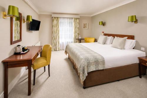 Habitación Standard con 1 cama doble y vistas al jardín del hotel Mercure Gloucester Bowden Hall. Foto 4