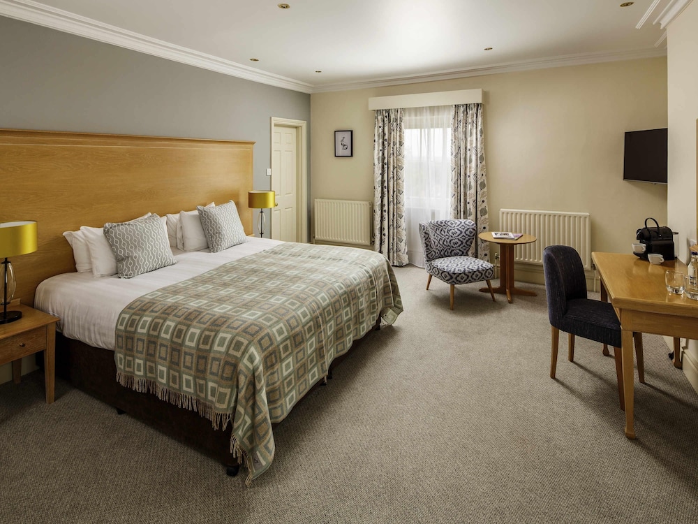 Habitación Privilege con una cama doble del hotel Mercure Gloucester Bowden Hall