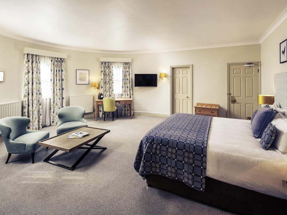 Suite de categoría superior con una cama doble del hotel Mercure Gloucester Bowden Hall