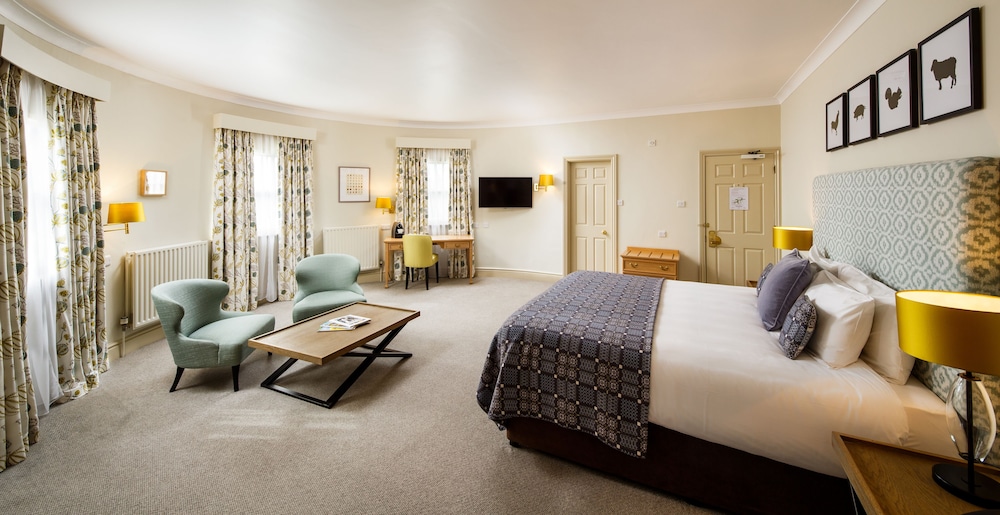 Suite de categoría superior con una cama doble del hotel Mercure Gloucester Bowden Hall. Foto 1