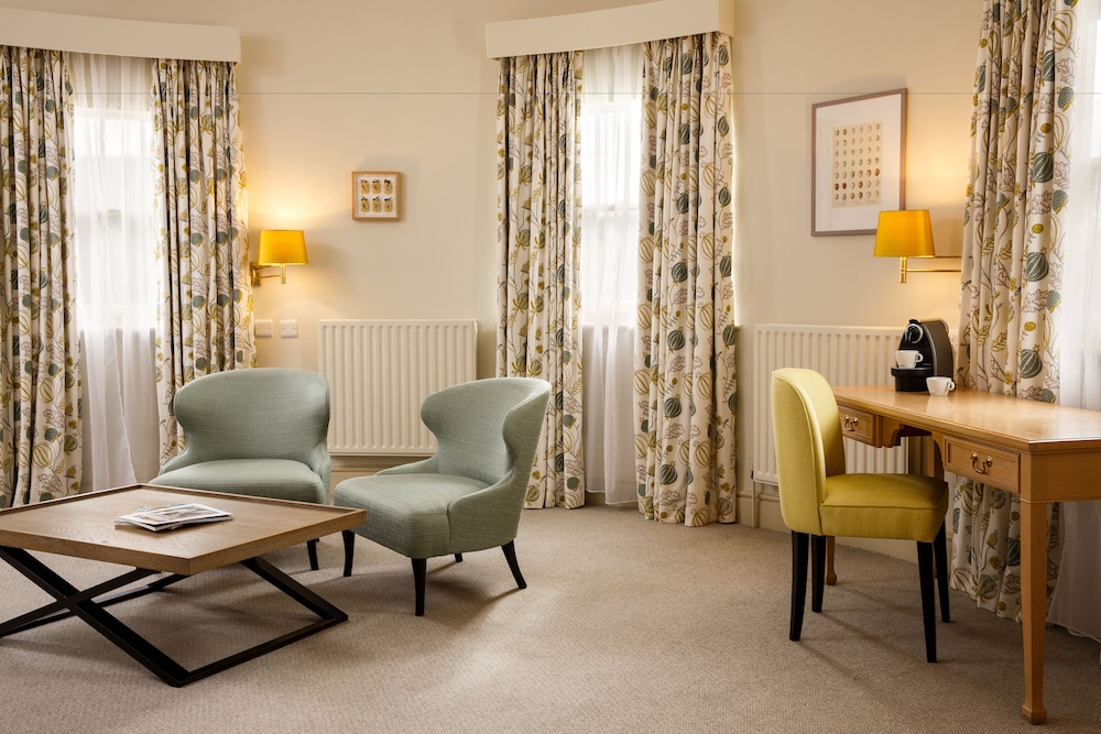 Suite de categoría superior con una cama doble del hotel Mercure Gloucester Bowden Hall. Foto 2