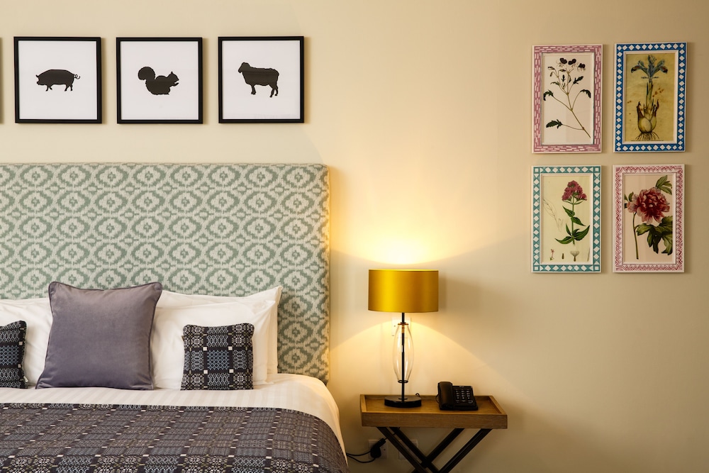Suite de categoría superior con una cama doble del hotel Mercure Gloucester Bowden Hall. Foto 3