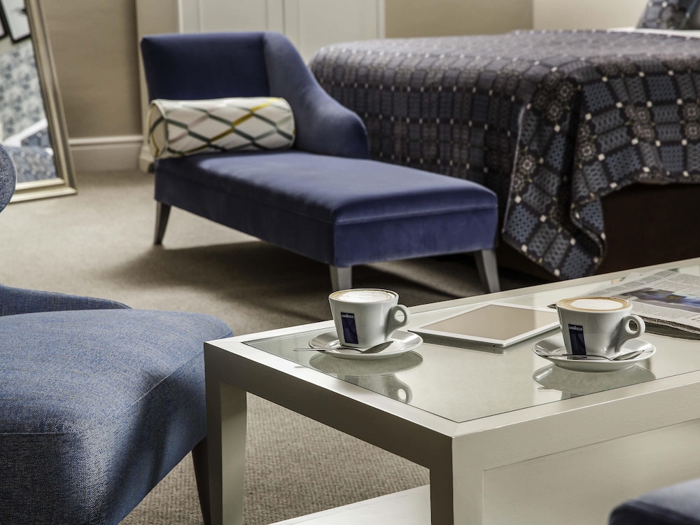 Suite de categoría superior con una cama doble del hotel Mercure Gloucester Bowden Hall. Foto 4