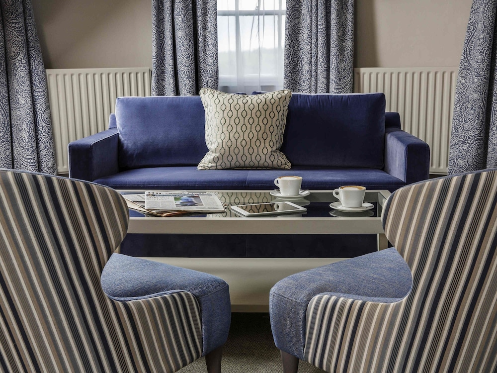 Suite de categoría superior con una cama doble del hotel Mercure Gloucester Bowden Hall. Foto 5