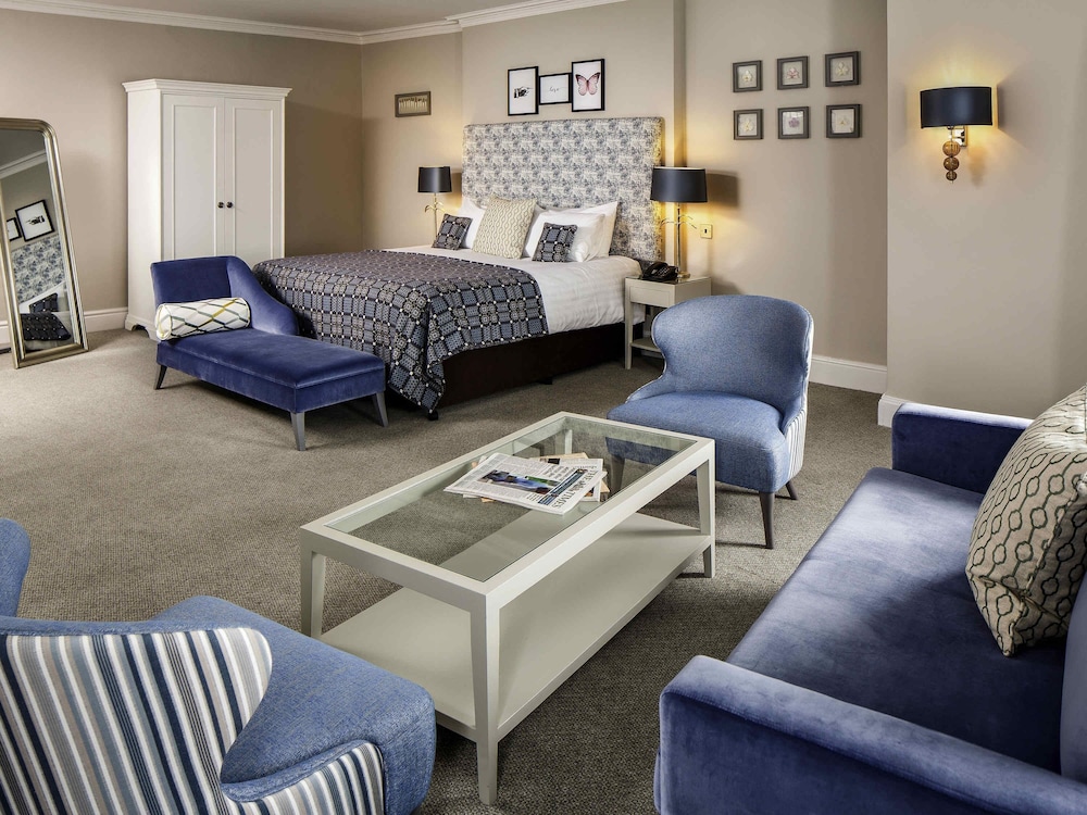 Suite de categoría superior con una cama doble del hotel Mercure Gloucester Bowden Hall. Foto 6