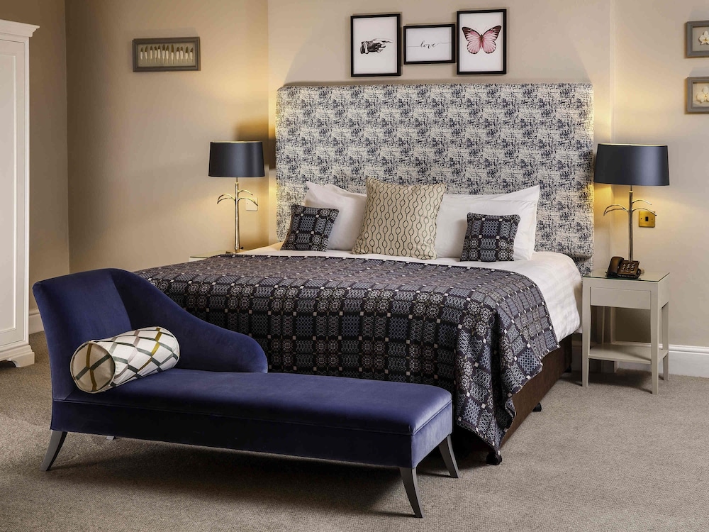 Suite de categoría superior con una cama doble del hotel Mercure Gloucester Bowden Hall. Foto 7