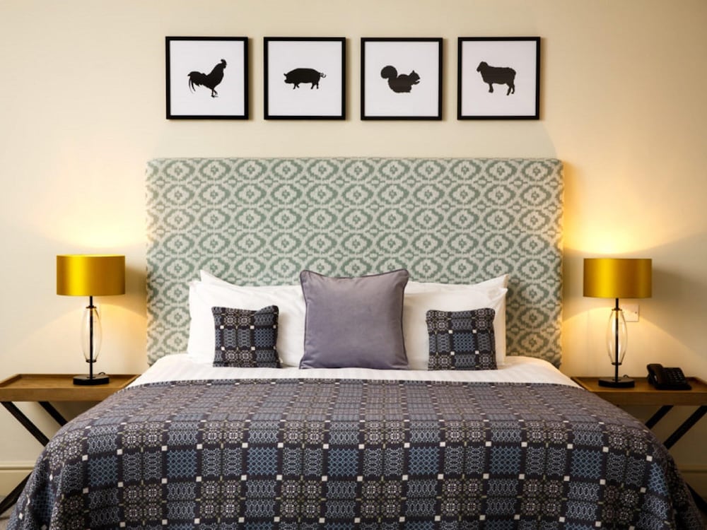 Suite de categoría superior con una cama doble del hotel Mercure Gloucester Bowden Hall. Foto 8