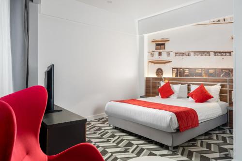 Habitación Privilege con cama extragrande del hotel Mercure Bucharest Unirii. Foto 2