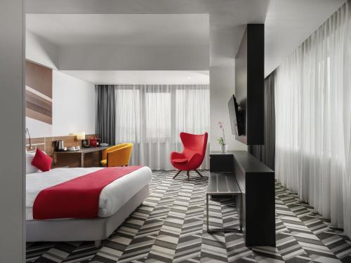 Habitación Deluxe con vistas a la ciudad - 1 cama extragrande del hotel Mercure Bucharest Unirii. Foto 3