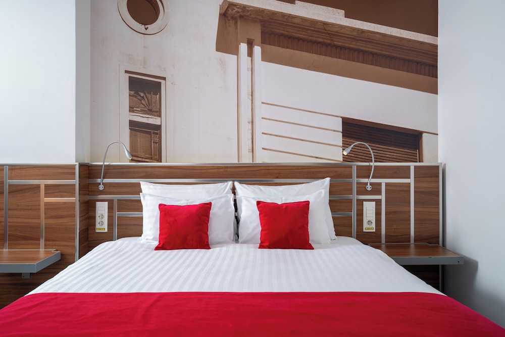 Habitación de categoría superior con cama doble del hotel Mercure Bucharest Unirii. Foto 2