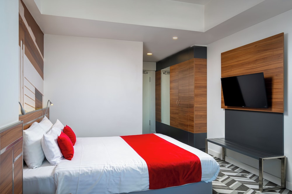 Habitación de categoría superior con cama doble del hotel Mercure Bucharest Unirii. Foto 3