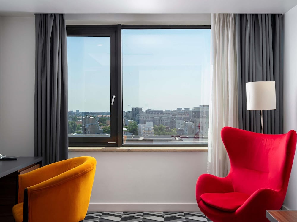 Habitación de categoría superior con cama doble del hotel Mercure Bucharest Unirii. Foto 5