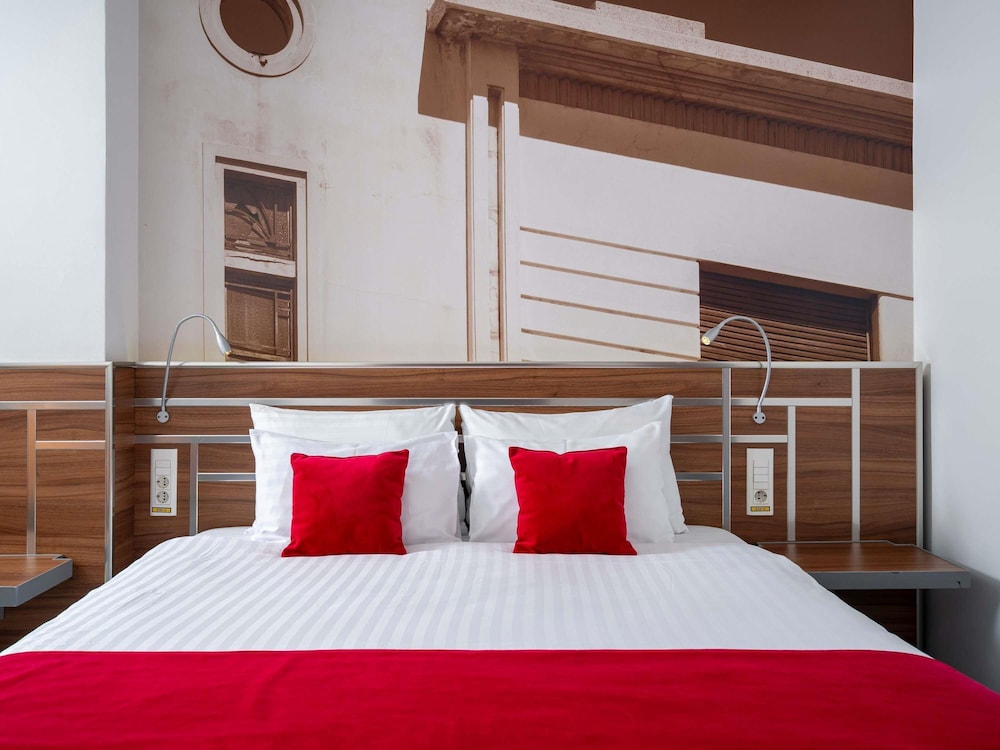Habitación de categoría superior con cama doble del hotel Mercure Bucharest Unirii. Foto 6