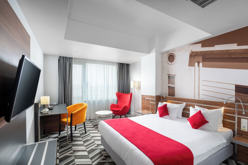 Habitación de categoría superior con cama doble del hotel Mercure Bucharest Unirii. Foto 8