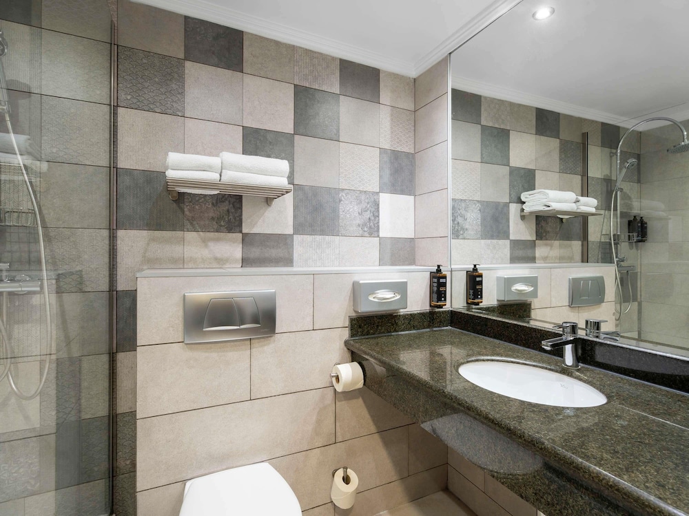 Habitación de categoría superior con dos camas individuales del hotel Mercure Bucharest Unirii. Foto 4