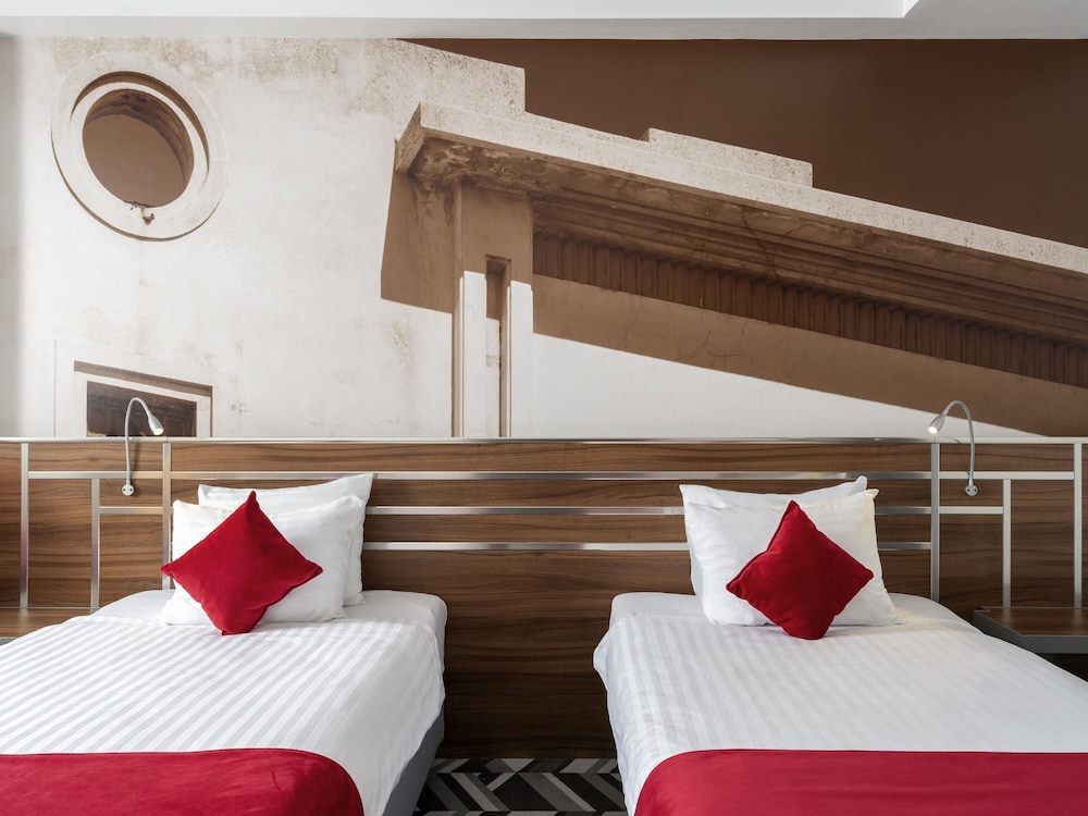 Habitación de categoría superior con dos camas individuales del hotel Mercure Bucharest Unirii. Foto 5