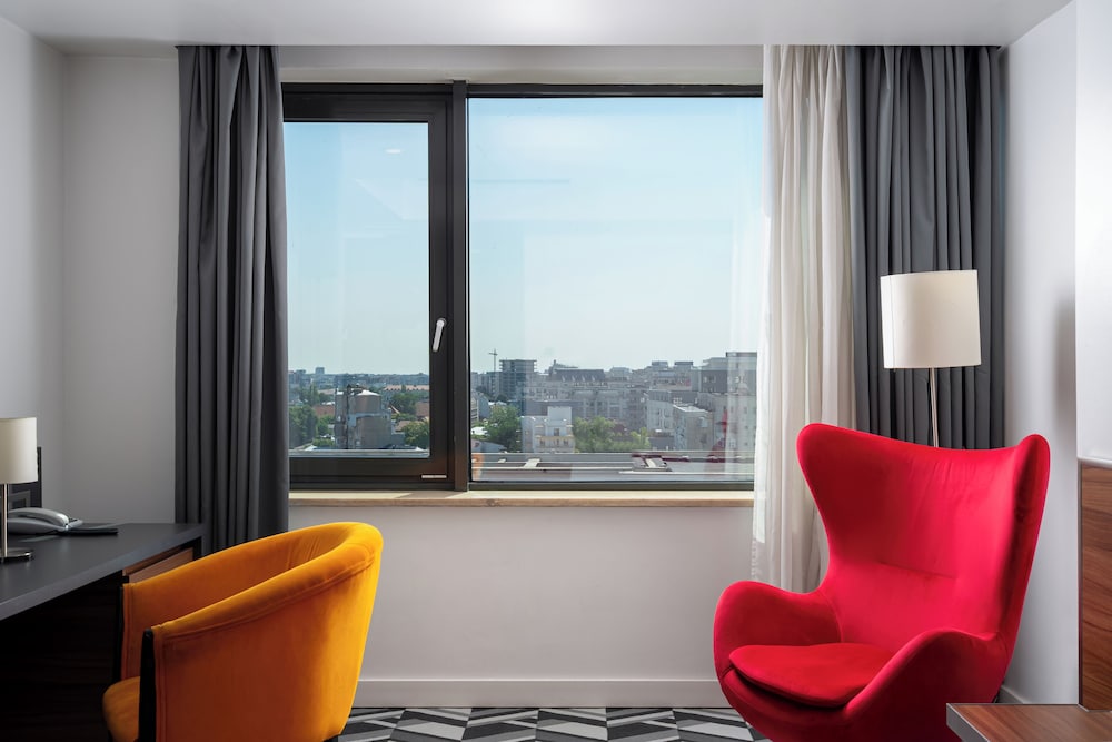Habitación de categoría superior con dos camas individuales del hotel Mercure Bucharest Unirii. Foto 6