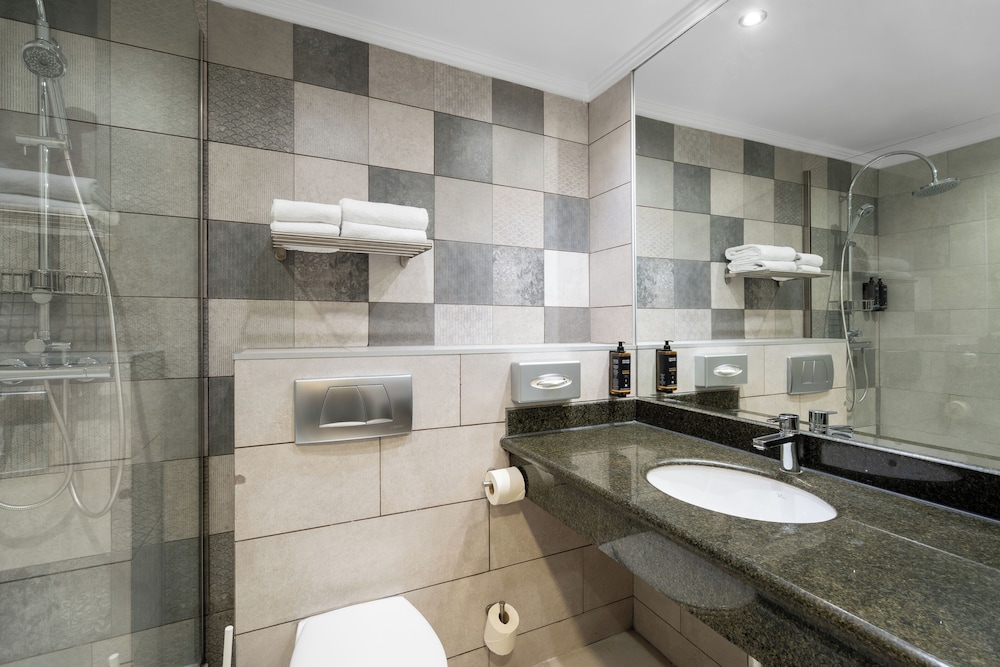 Habitación de categoría superior con dos camas individuales del hotel Mercure Bucharest Unirii. Foto 7