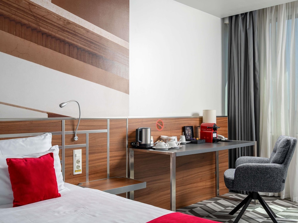 Habitación Privilege con una cama king size del hotel Mercure Bucharest Unirii. Foto 3