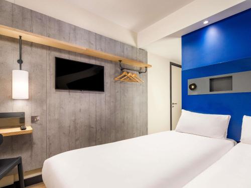 Triple - 2 camas individuales + 1 litera del hotel ibis budget La Rochelle Centre les Minimes. Foto 2