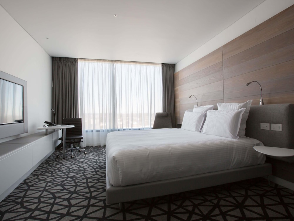 Habitación Deluxe con 1 cama king size del hotel Pullman Sydney Airport. Foto 3