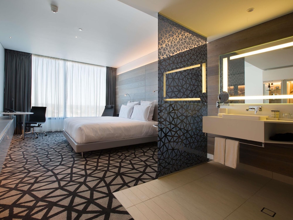 Habitación Deluxe con 1 cama king size del hotel Pullman Sydney Airport. Foto 4