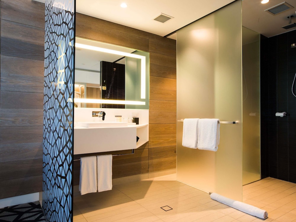 Habitación Deluxe con 1 cama king size del hotel Pullman Sydney Airport. Foto 6
