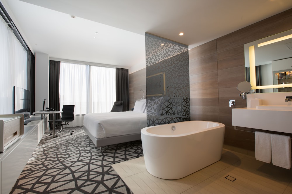 Habitación Deluxe Esquina con cama king size del hotel Pullman Sydney Airport. Foto 11