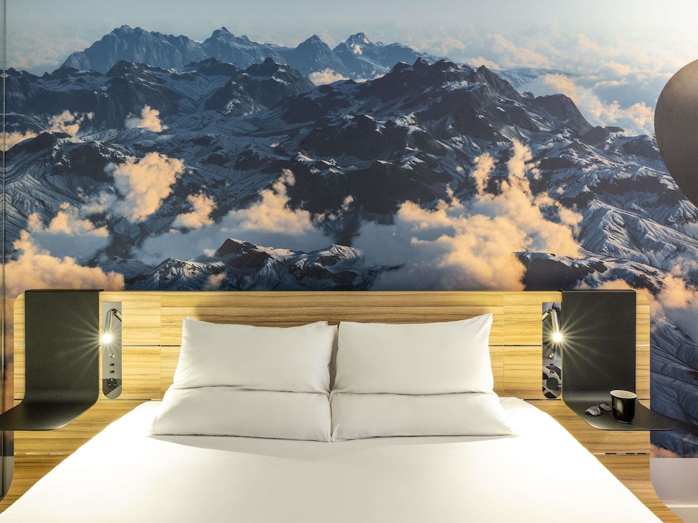Habitación Estándar con 1 cama queen size y sofá del hotel Novotel Leeds Centre