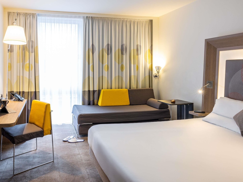 Habitación Ejecutiva con 1 cama queen size y sofá del hotel Novotel Leeds Centre