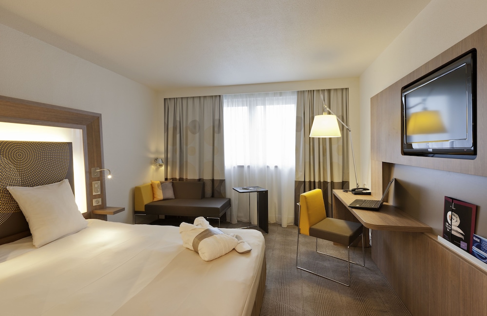 Habitación Ejecutiva con 1 cama queen size y sofá del hotel Novotel Leeds Centre. Foto 1