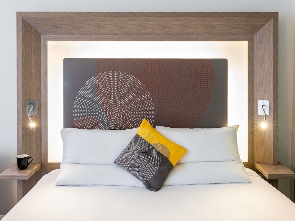 Habitación Ejecutiva con 1 cama queen size y sofá del hotel Novotel Leeds Centre. Foto 3
