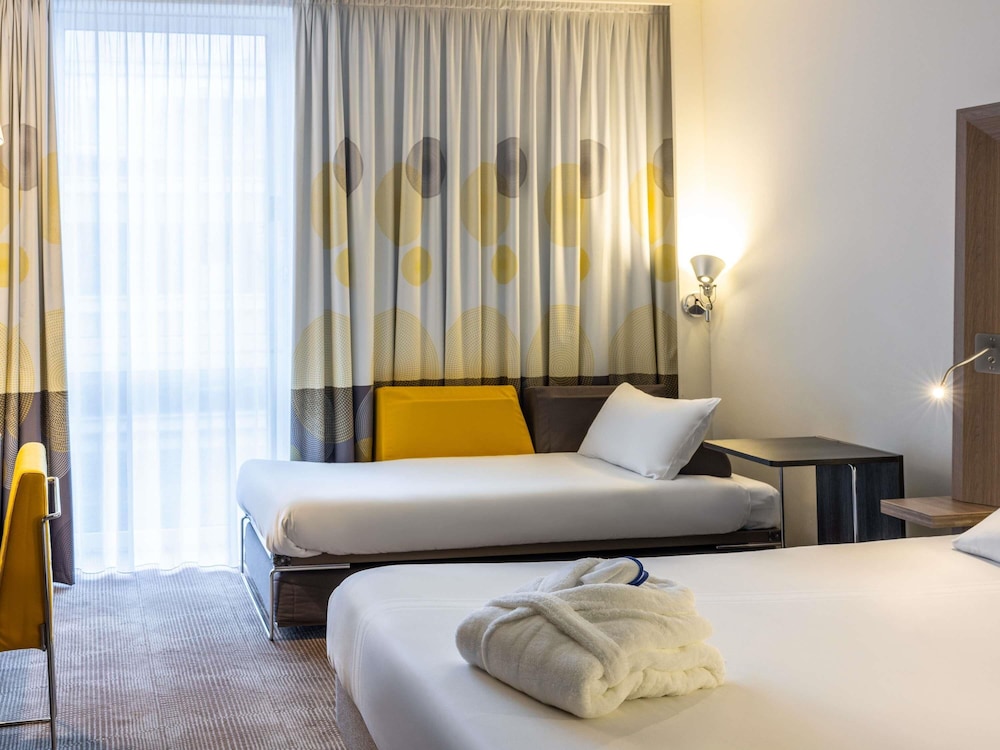 Habitación Ejecutiva con 1 cama queen size y sofá del hotel Novotel Leeds Centre. Foto 4