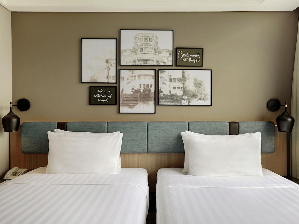 Habitación superior con 2 camas individuales del hotel Mercure Bandung Nexa Supratman. Foto 4