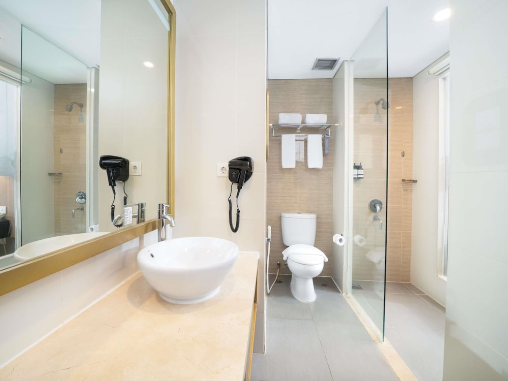 Habitación Deluxe con 1 cama doble del hotel Mercure Bandung Nexa Supratman. Foto 3