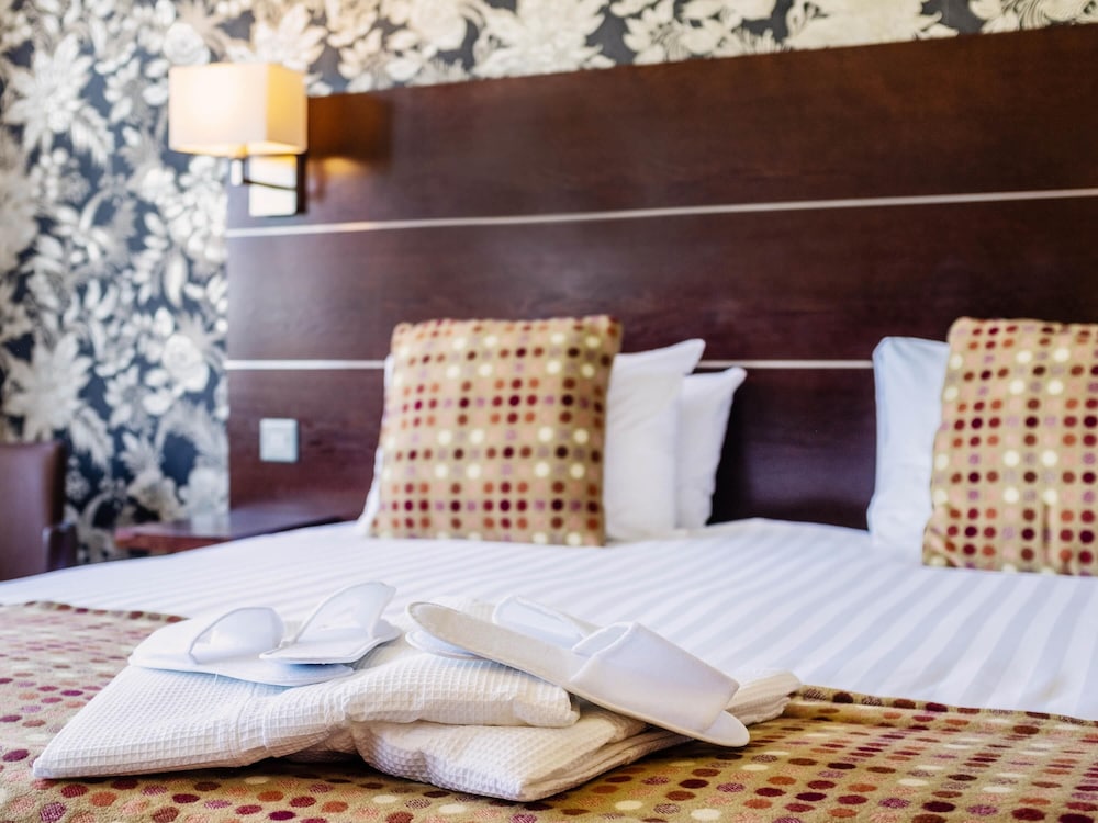 Habitación Privilege con 1 cama doble y vistas al lago del hotel Mercure Maidstone Great Danes. Foto 4
