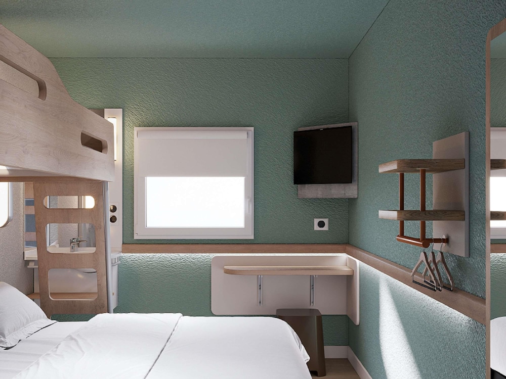 Habitación Estándar con 1 cama doble y 1 litera del hotel Ibis Budget Poitiers Nord Futuroscope. Foto 4