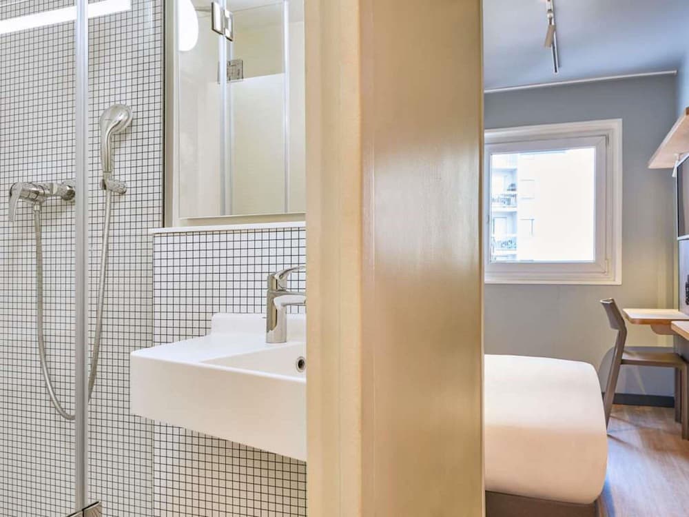 Habitación Estándar con 1 cama doble y 1 litera del hotel Ibis Budget Poitiers Nord Futuroscope. Foto 5