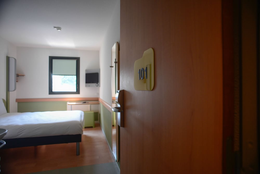 Habitación TRIPLE con una cama de gran tamaño y litera del hotel Ibis Budget Poitiers Centre Gare. Foto 1