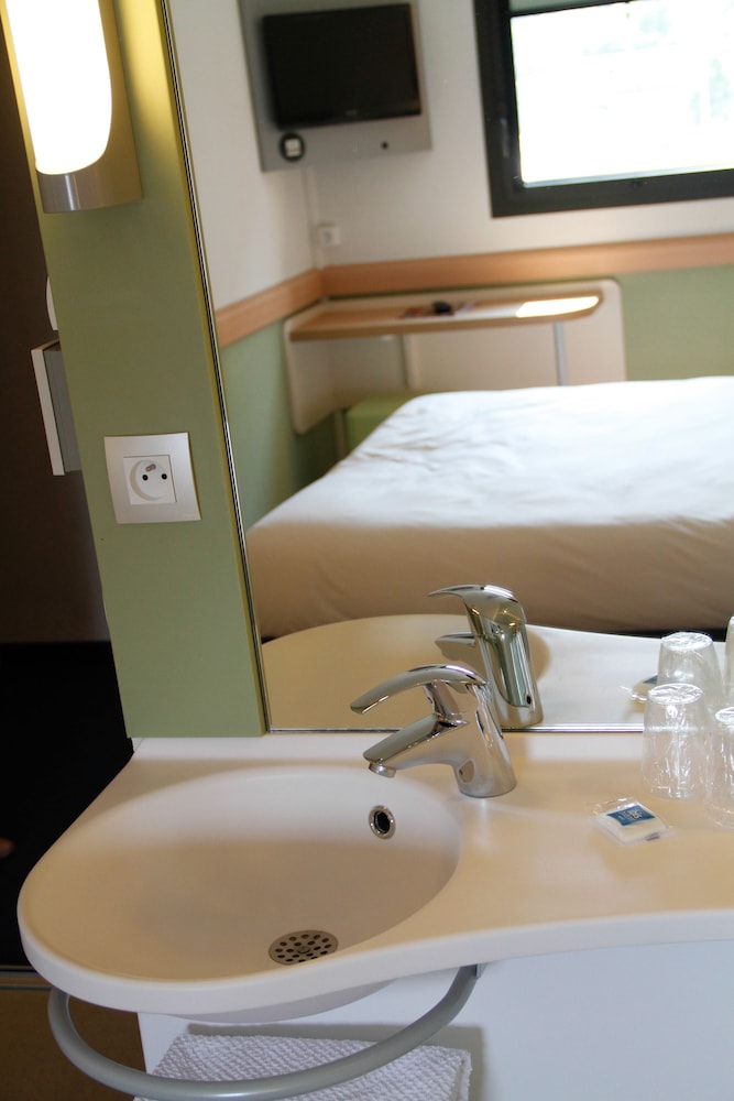 Habitación TRIPLE con una cama de gran tamaño y litera del hotel Ibis Budget Poitiers Centre Gare. Foto 3