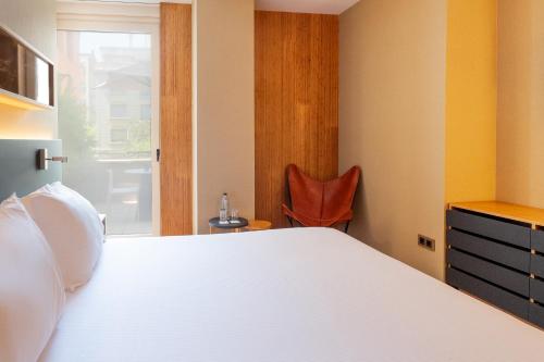 Habitación Doble Deluxe con Balcón del hotel Eurostars Barcelona Central. Foto 1