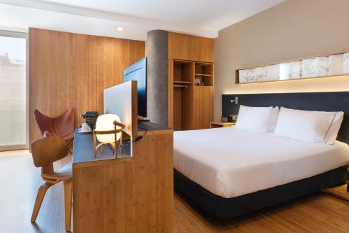 Habitación Doble Deluxe con cama supletoria del hotel Eurostars Barcelona Central. Foto 1