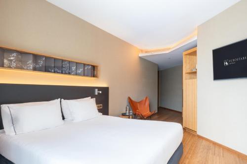 Habitación Doble Deluxe con cama supletoria del hotel Eurostars Barcelona Central. Foto 3