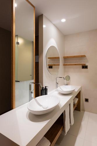 Habitación Doble Deluxe con Balcón del hotel Eurostars Barcelona Central. Foto 2