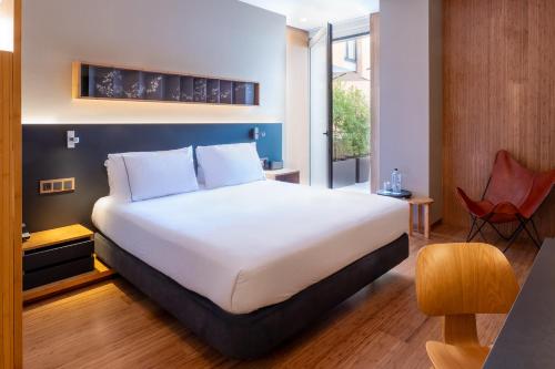 Habitación Doble Deluxe con Balcón del hotel Eurostars Barcelona Central. Foto 3