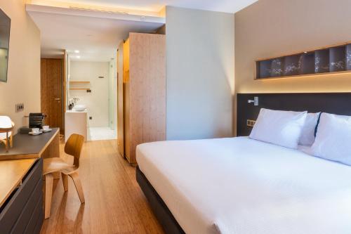 Habitación Doble Deluxe con Balcón del hotel Eurostars Barcelona Central. Foto 4